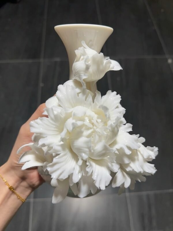 Lively White Peony | Dehua White Porcelain Vase